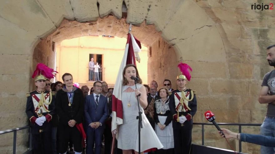 Cuca Gamarra realiza los tradicionales banderazos de San Bernabé