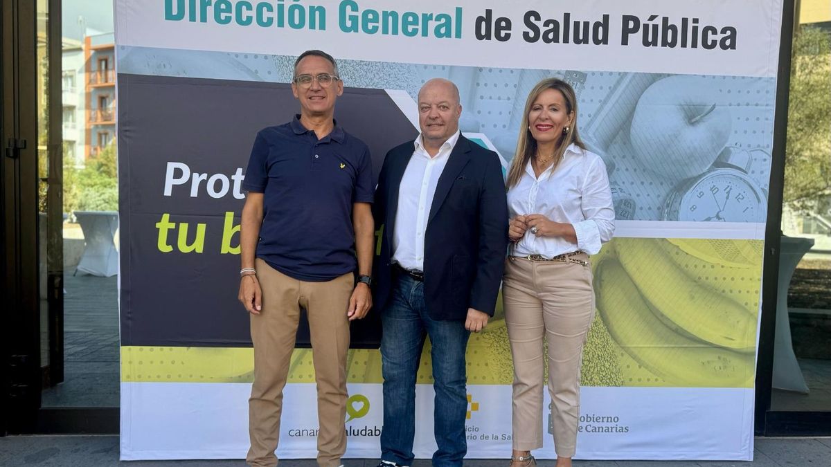 El director general de Salud Pública, José Díaz-Flores  (c); la consejera de Acción Social, Igualdad, Diversidad y Salud del Cabildo de La Palma, Ángeles Nieves Fernández; y el alcalde de Los Llanos de Aridane, José Javier Pérez, en la inauguración de las 'I Jornadas Autonómicas de Alimentación Saludable y Sostenible'.