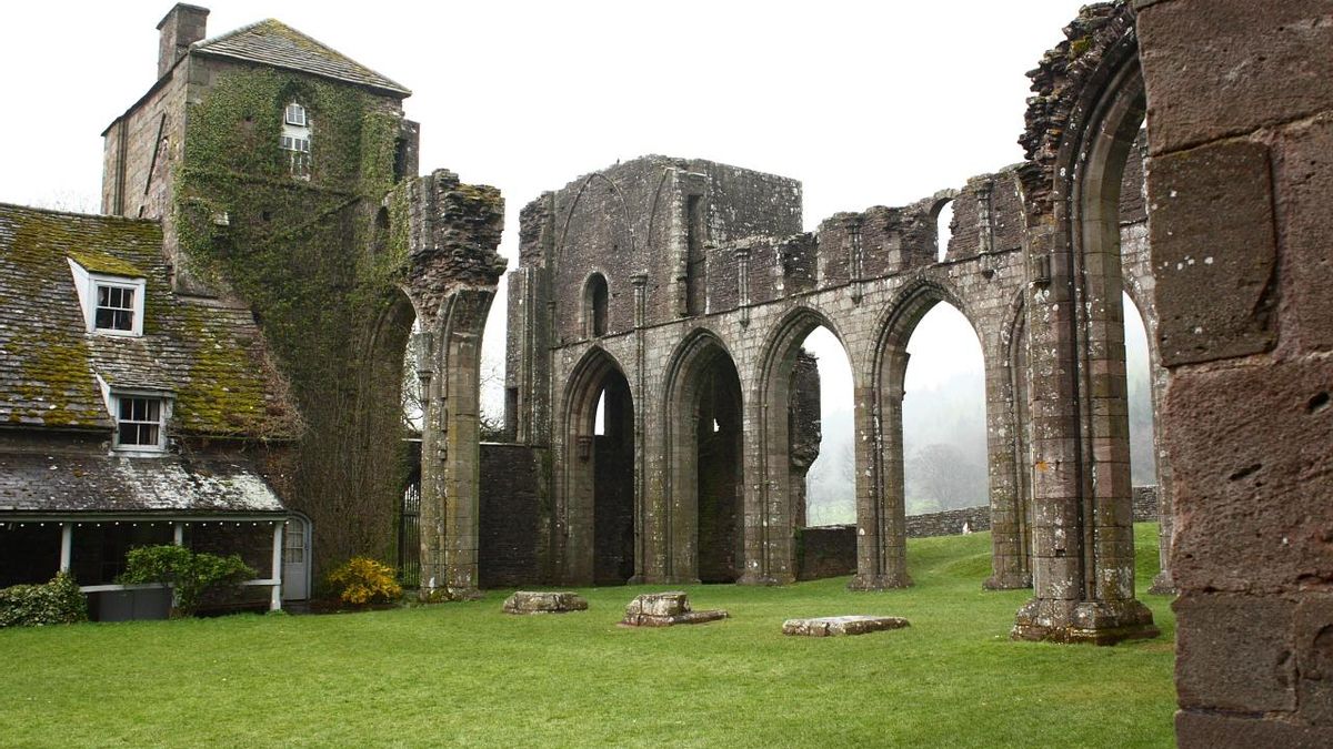 De origen accidental, este antiguo convento agustino fue construido en un valle glaciar situado en la frontera natural entre Gales e Inglaterra