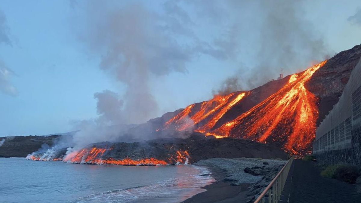 Imagen de archivo del 10 de noviembre de 2021 de la llegada al mar de la lava del Tajogaite en el entorno de la playa de Los Guirres.