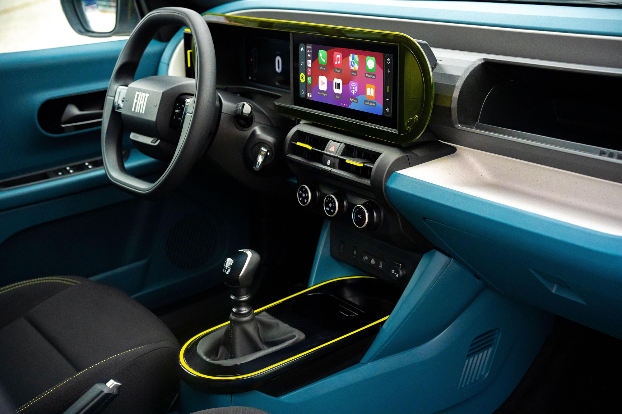Puesto de conducción del modelo de gasolina con cambio manual.
