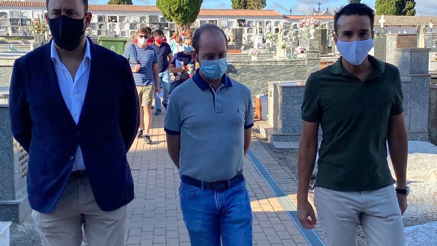 Los socialistas Rafael Lemus, Fernando Ayala (centro) y Ricardo Cabezas, este sábado en el camposanto