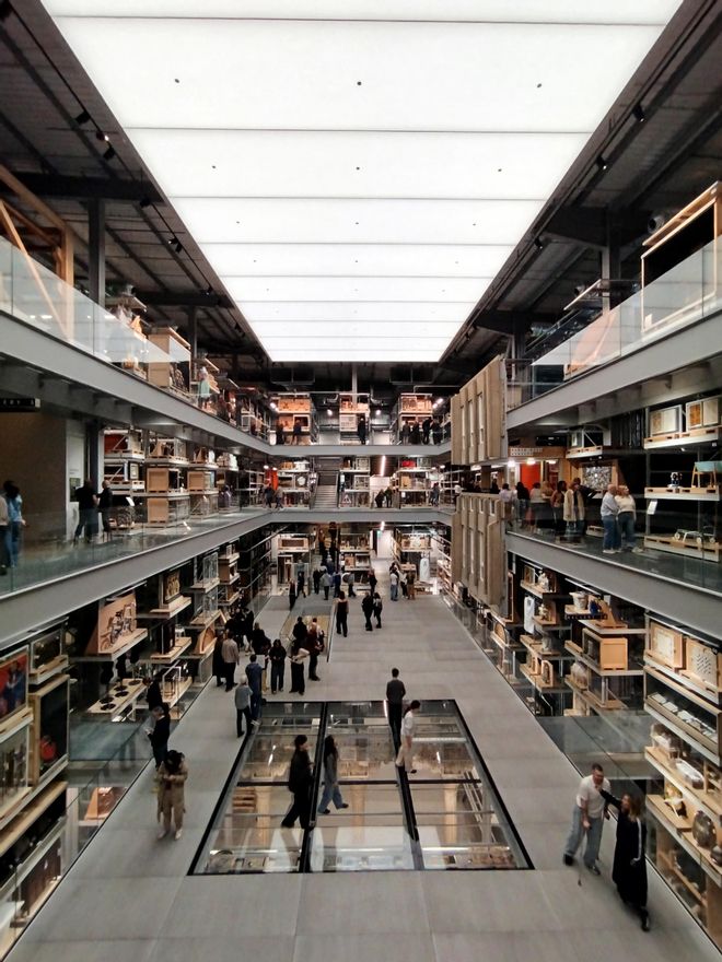 Lejos de ocultar su pasado, V&A East Storehouse conserva su carácter industrial y lo convierte en parte esencial de la experiencia.
