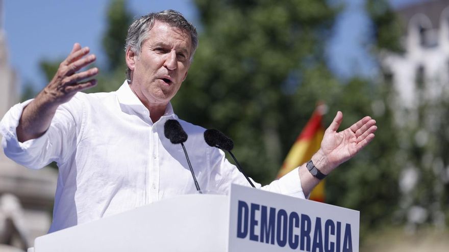 El líder del PP, Alberto Núñez Feijóo, durante su intervención en la manifestación de este domingo en la Plaza España de Madrid.