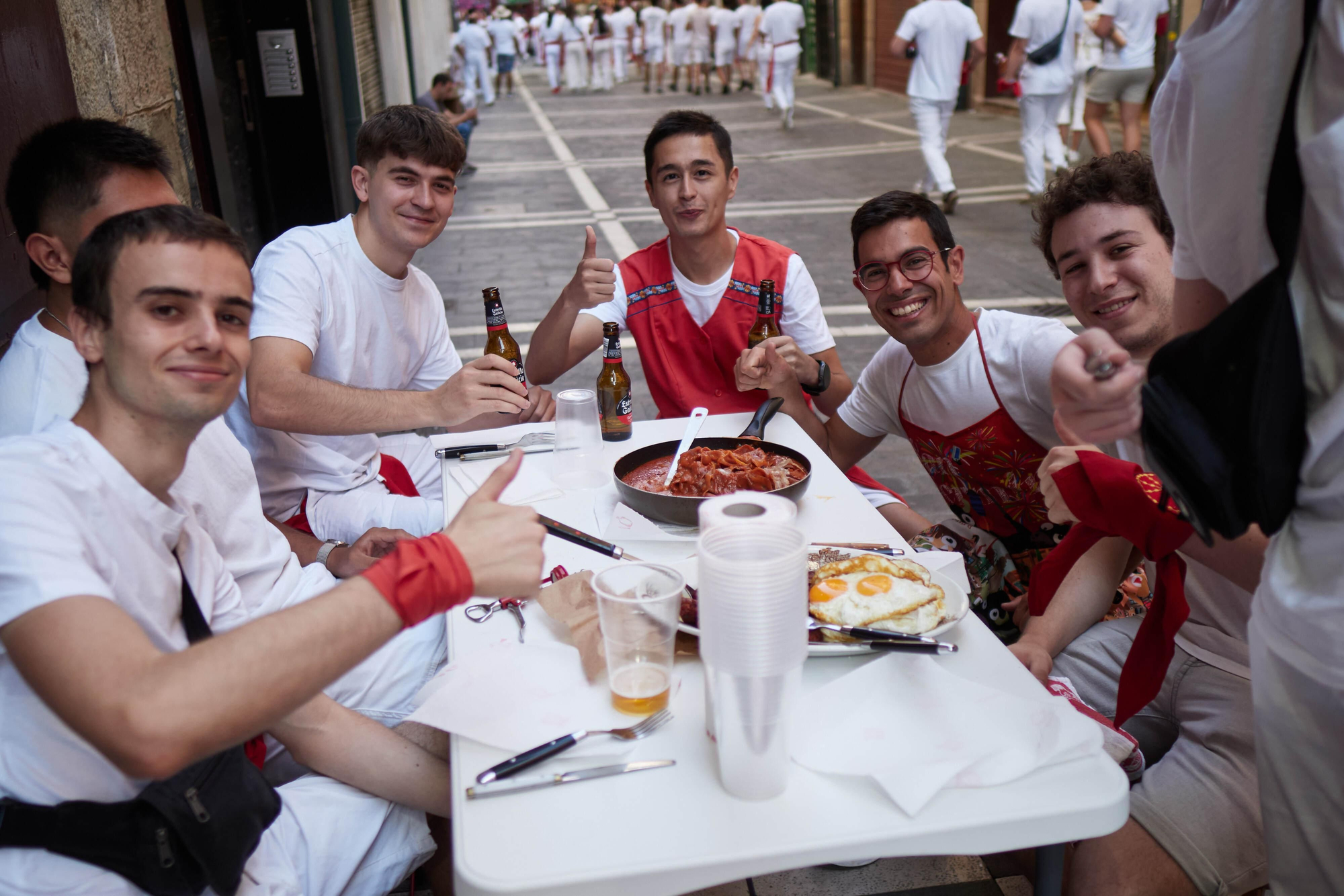 Cuadrilla posa en su mesa de almuerzo de San Fermín 2026