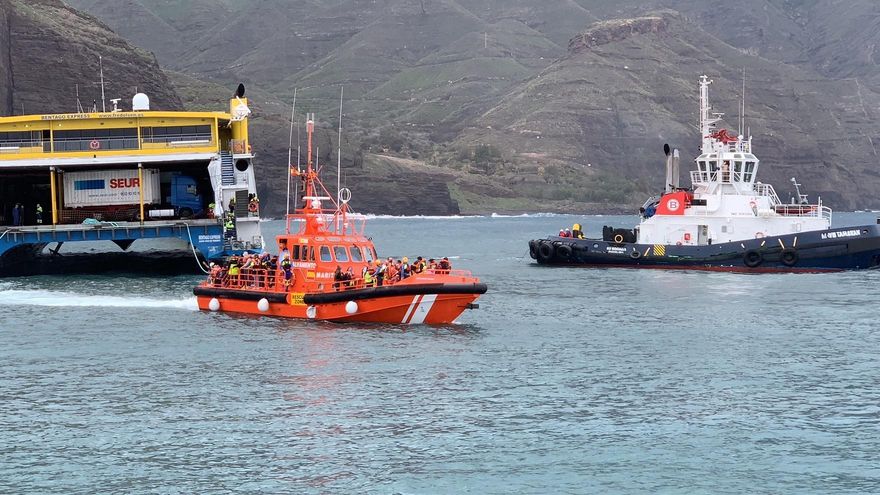 Los pasajeros del buque encallado pisan tierra: “Después de un viaje con muchas olas por fin veía Agaete, pero se alargó bastante la llegada”