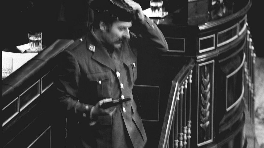 El teniente coronel de la Guardia Civil Antonio Tejero irrumpe, pistola en mano, en el Congreso de los Diputados durante la segunda votación de investidura de Leopoldo Calvo Sotelo como Presidente del Gobierno. EFE/Manuel P. Barriopedro./Archivo