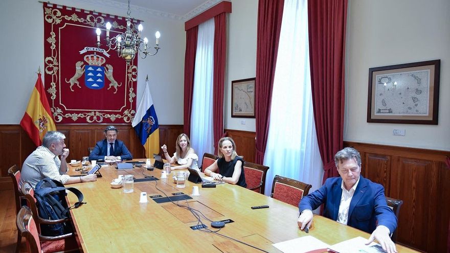 El Parlamento insta al grupo Nueva Canarias a no transferir al partido la subvención que les corresponde