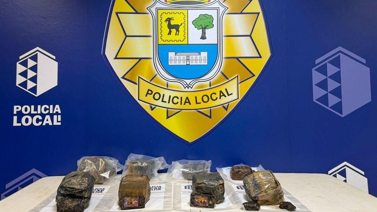 Sorprendente hallazgo en Fuerteventura: un bañista encuentra más de 10 kilos de hachís en una papelera