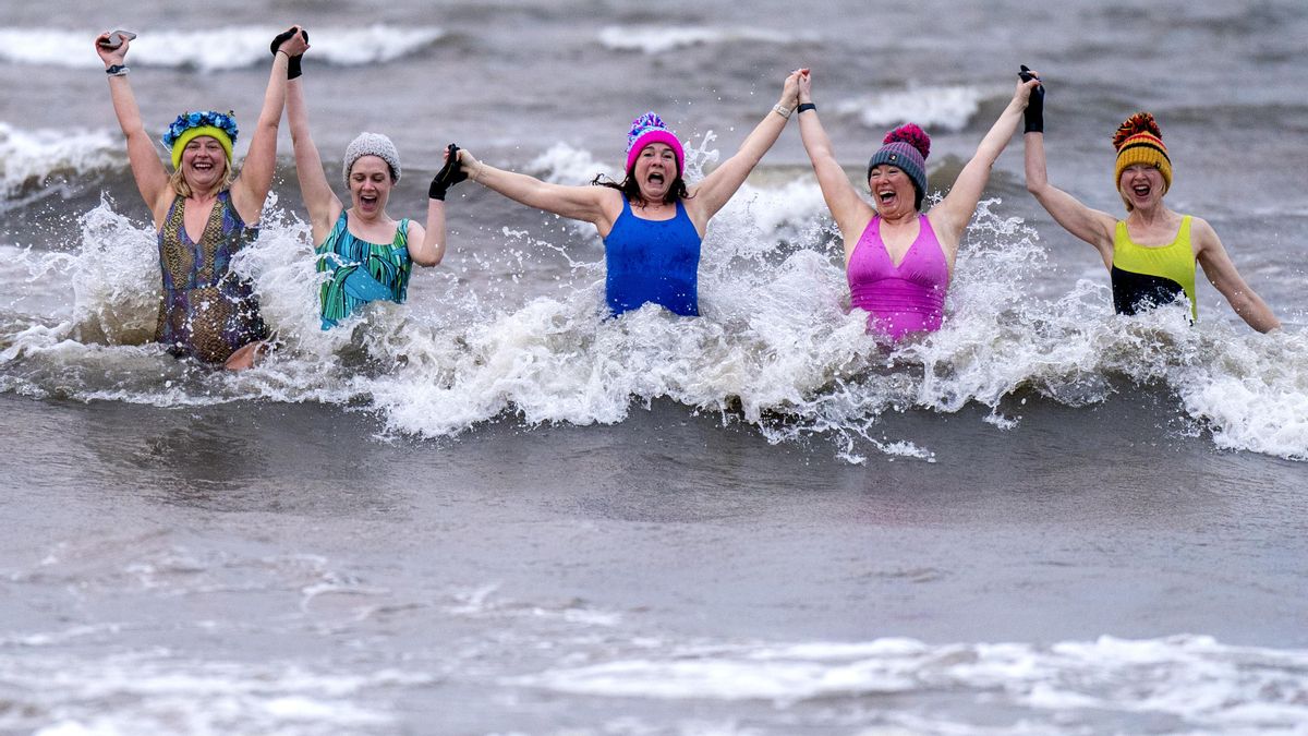 Un grupo de mujeres celebra el 8M en Portobello, Edimburgo (Escocia).