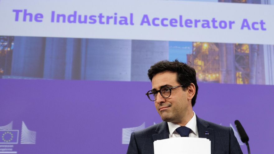 Stéphane Sejourne, durante una conferencia de prensa sobre la Ley del Acelerador Industrial, tras la reunión semanal del Colegio de Comisarios de la Comisión Europea en Bruselas.