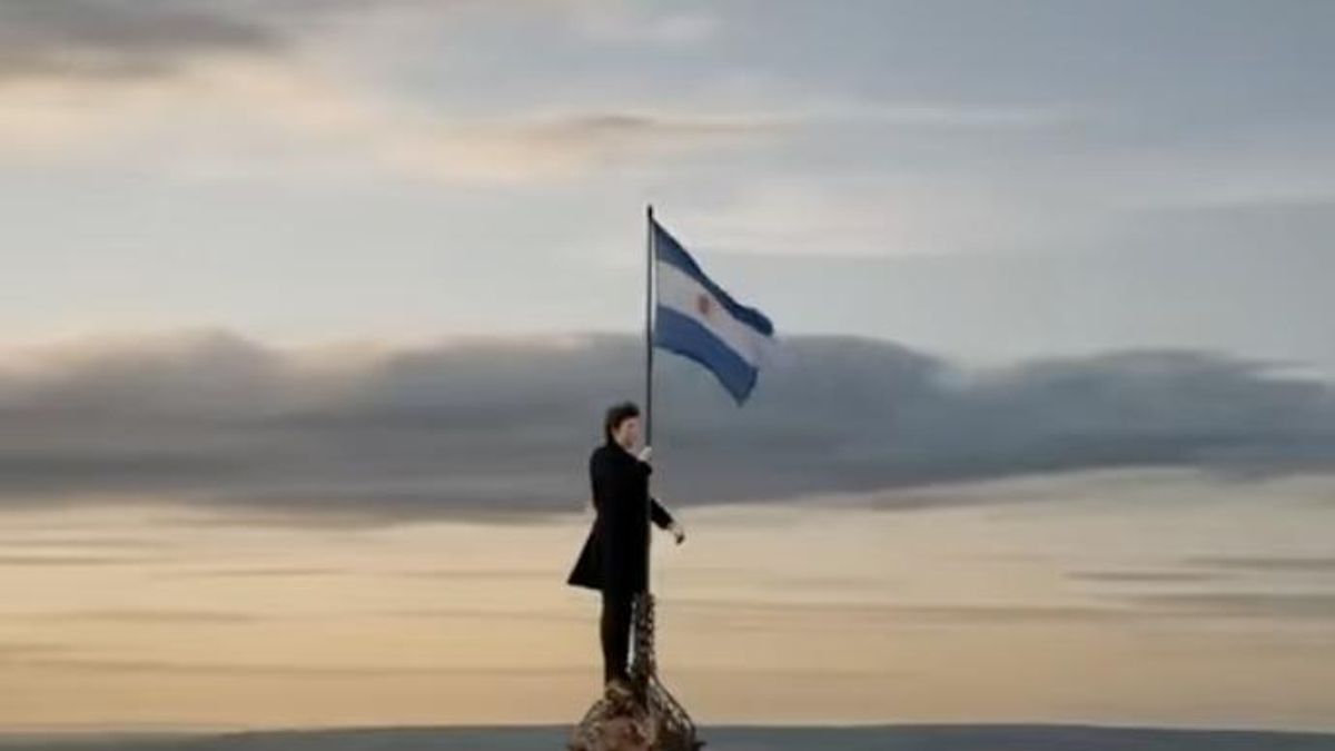 Milei se mostró arriba de la Torre Eiffel y avisó a los empresarios franceses: "Vengan a llenarse los bolsillos en Argentina"