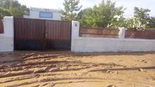 El barro se acumula en una urbanización de Hita (Guadalajarara) tras desbordarse el río Badiel
