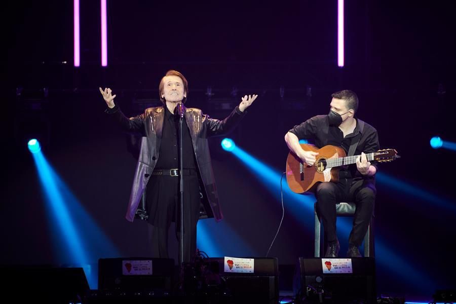 El cantante Raphael durante su actuación este sábado en el concierto solidario "Más fuertes que el volcán" celebrado en el Wizink Center de Madrid.