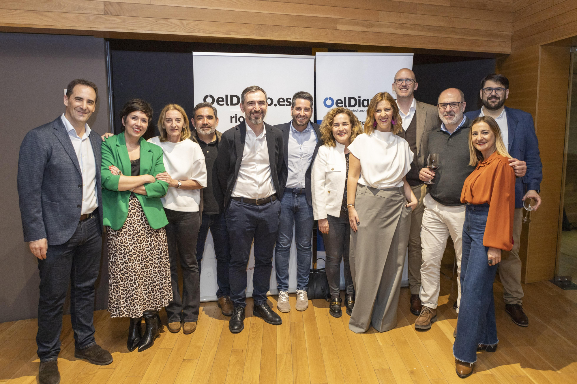 Varios miembros del PSOE acudieron al evento y se fotografiaron con las responsables de Rioja2 el y el director de elDiario