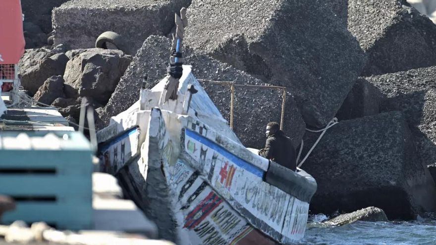 Un cayuco con 64 personas llega por sus propios medios a El Hierro