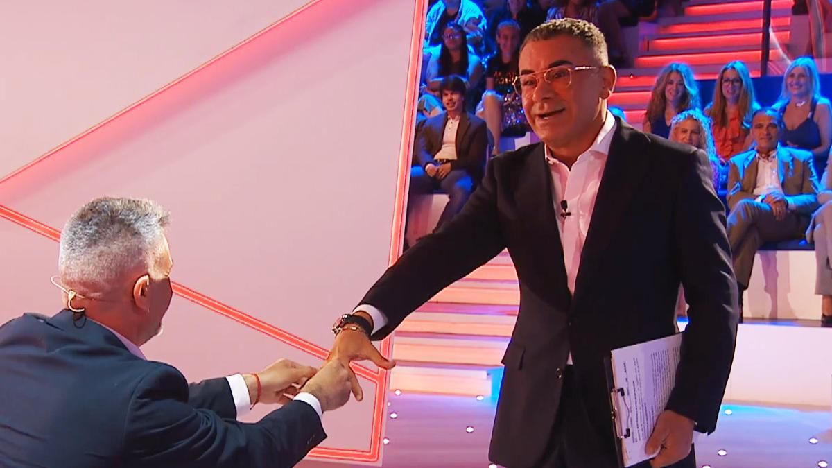 Jorge Javier tiene que chuparse el dedo para quitarse el anillo de boda de Josema: "A ver qué vas a hacer con mi ADN"