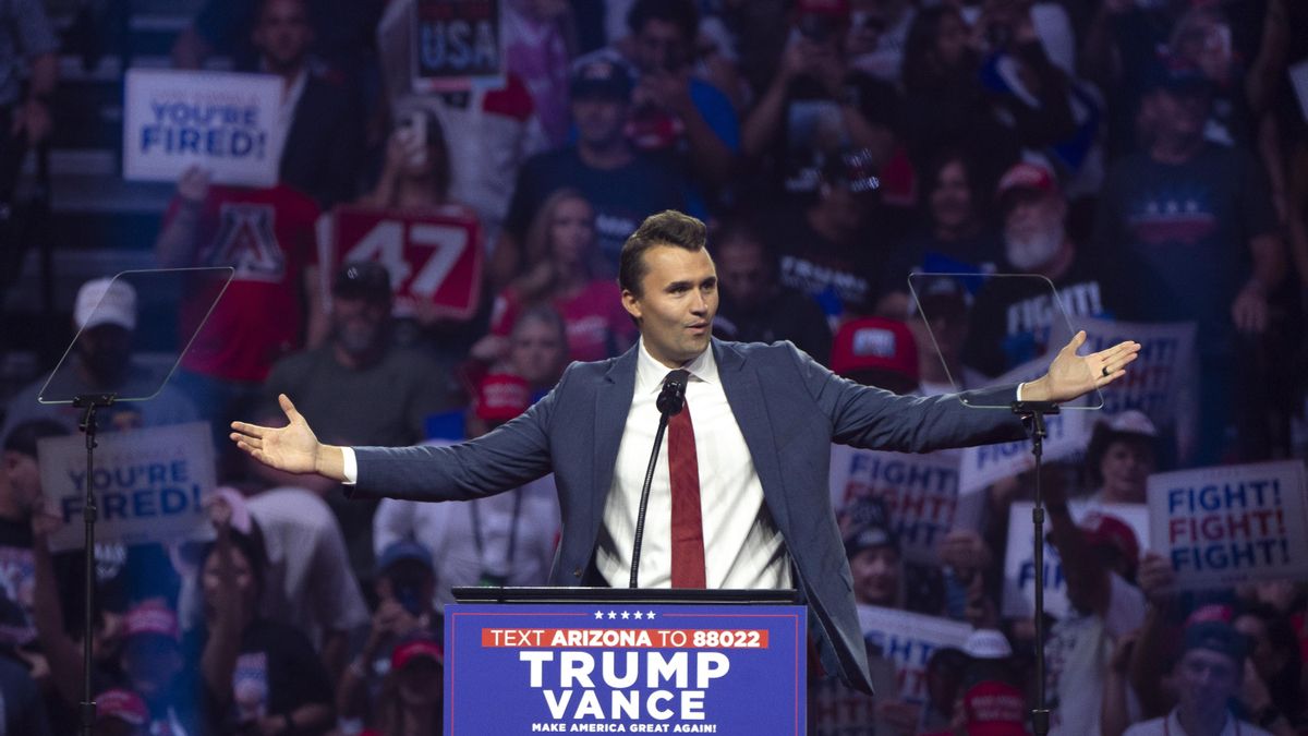 El fundador de Turning Point USA, Charlie Kirk, habla durante un mitin de campaña  de Donald Trump, en el Desert Diamond Arena el 23 de agosto de 2024 en Glendale, Arizona.
