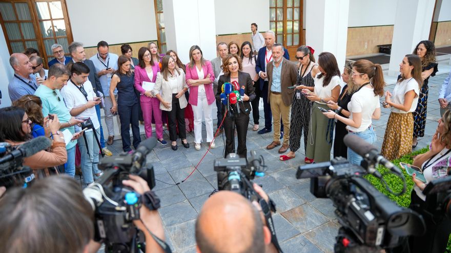 Montero acude al Parlamento andaluz para visibilizar el plante de Moreno: "Cogimos el mismo vuelo. ¿Dónde está?"