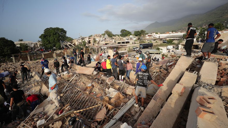 Personas realizan labores de búsqueda en una zona afectada por un terremoto, este viernes en La Guaira (Venezuela). EFE/ Ronald Peña R