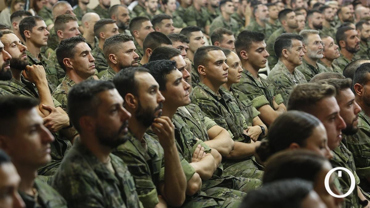 La ministra de Defensa, Margarita Robles, entrega las condecoraciones por la operación Libre Hidalgo y por las acciones realizadas en la DANA