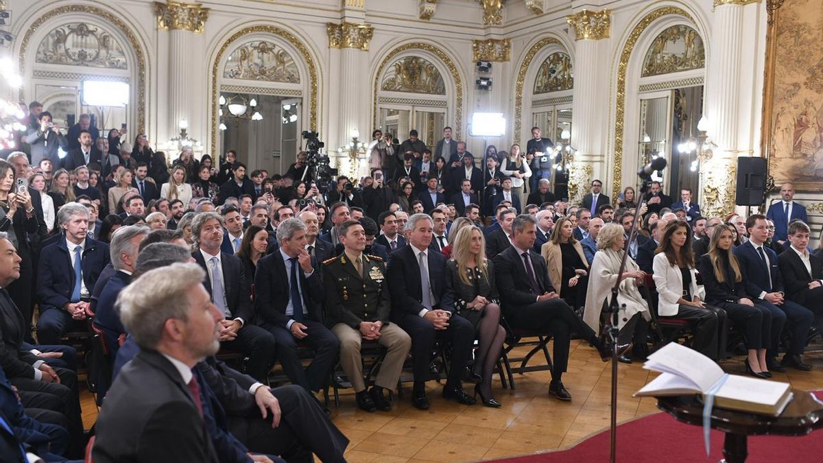 Karina Milei en la primera fila de la jura de Diego Santilli como jefe de Gabinete.