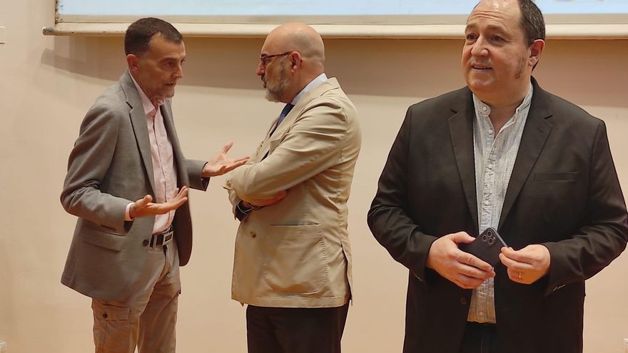 Maíllo (i) habla con el decano de la Facultad de Derecho de Córdoba, José Albert Márquez, en presencia de Pernando Barrena (d), mientras esperan la llegada al foro de Joan Tardá.