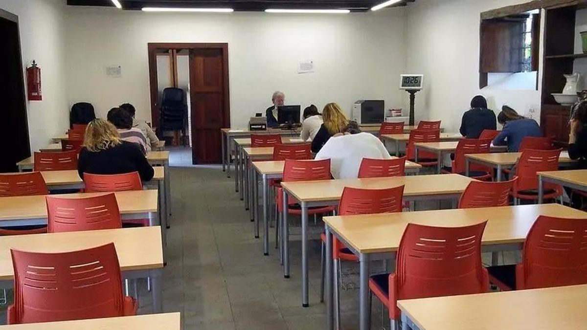 En la imagen, alumnas de la UNED en La Palma realizando un examen.