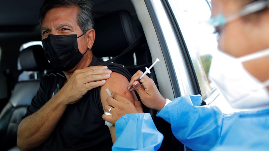 Un hombre recibe hoy la primera dosis de la vacuna AstraZeneca contra la covid-19, en un centro exprés de inmunización en Ciudad de Panamá (Panamá). EFE/Bienvenido Velasco