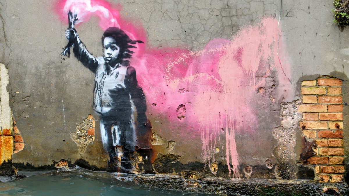 La obra de Banksy 'Migrant Child' en uno de los canales de Venecia