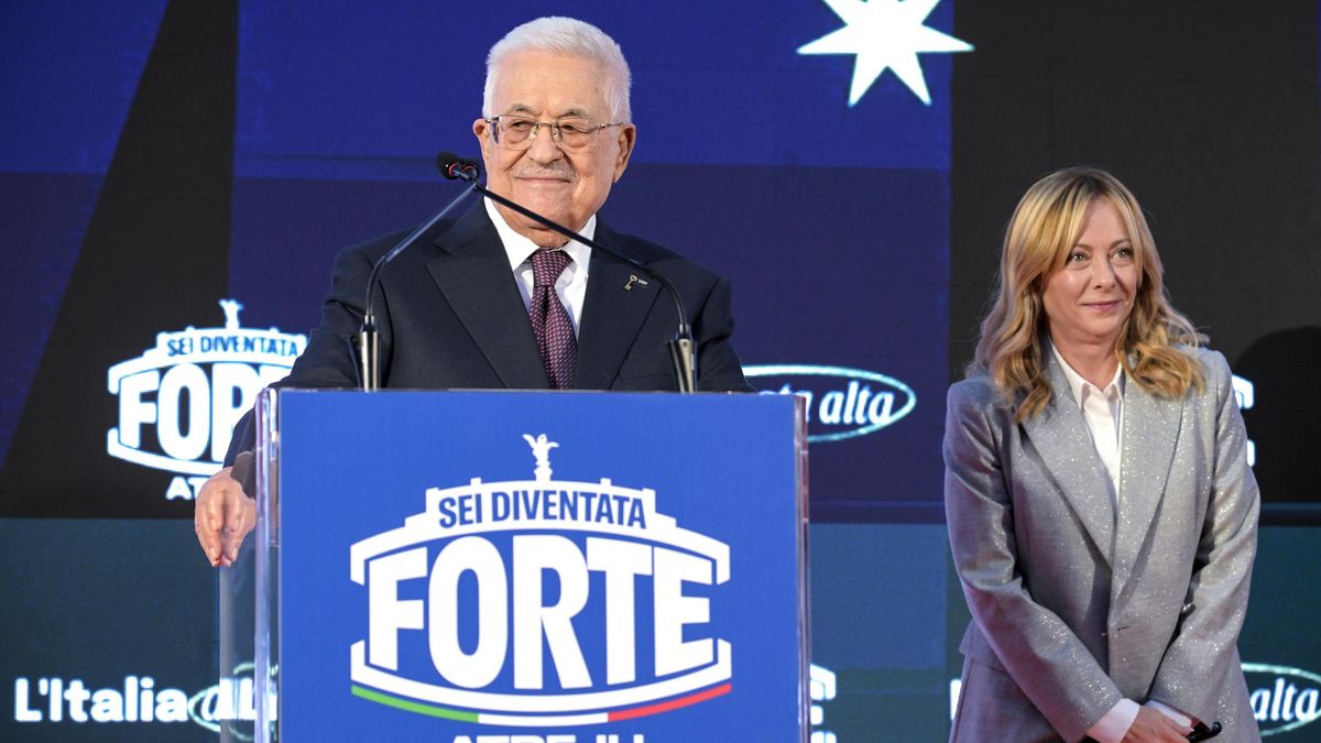 La primera ministra italiana, Giorgia Meloni, con el presidente palestino Mahmoud Abbas durante el evento Atreju en Roma.