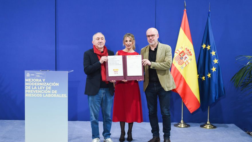 Archivo - La vicepresidenta segunda del Gobierno y ministra de Trabajo, Yolanda Díaz, con los secretarios generales de CCOO, Unai Sordo (dcha) y de UGT, Pepe Álvarez (izda),en la firma del acuerdo para la reforma de la Ley de Prevención de Riesgos Laboral
