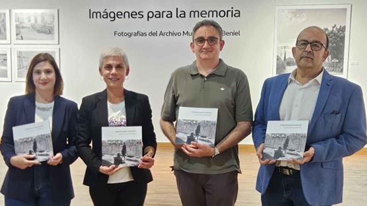 Inauguración de la exposición   Julia Granado, archivera municipal de Beniel, Mari Carmen Morales, alcaldesa, Fernando Vázquez, director del LIFUM y Juan Fran Francisco, concejal de Archivo