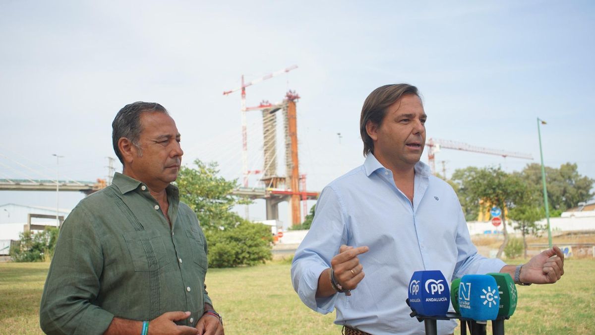 Ricardo Sánchez y Antonio Repullo, atendiendo a los medios ante el Centenario.