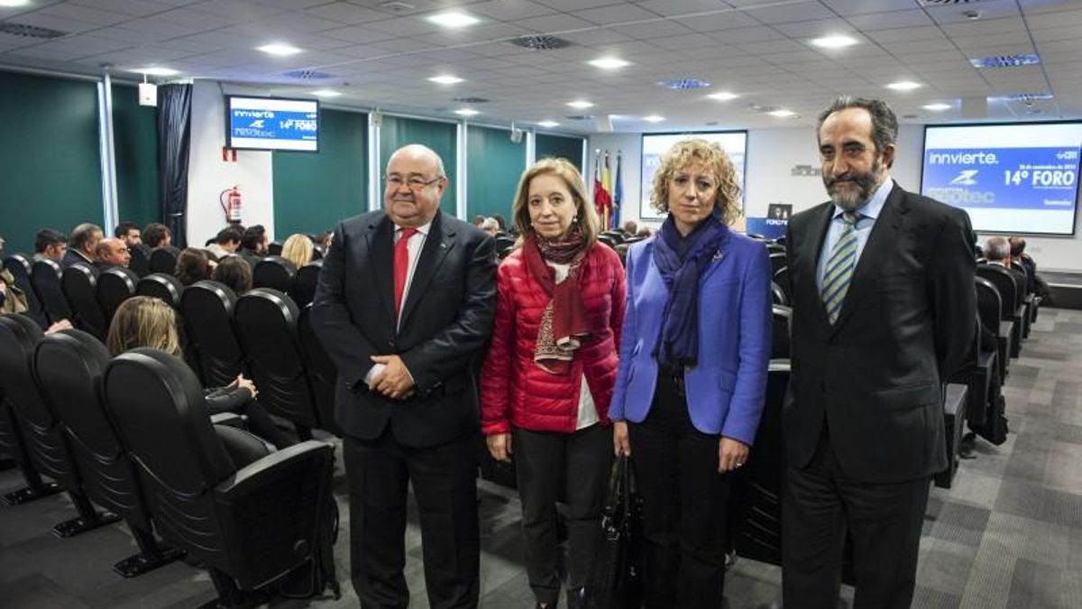 Salvador Blanco, primero por la derecha, junto a Rosa Eva Díaz Tezanos.