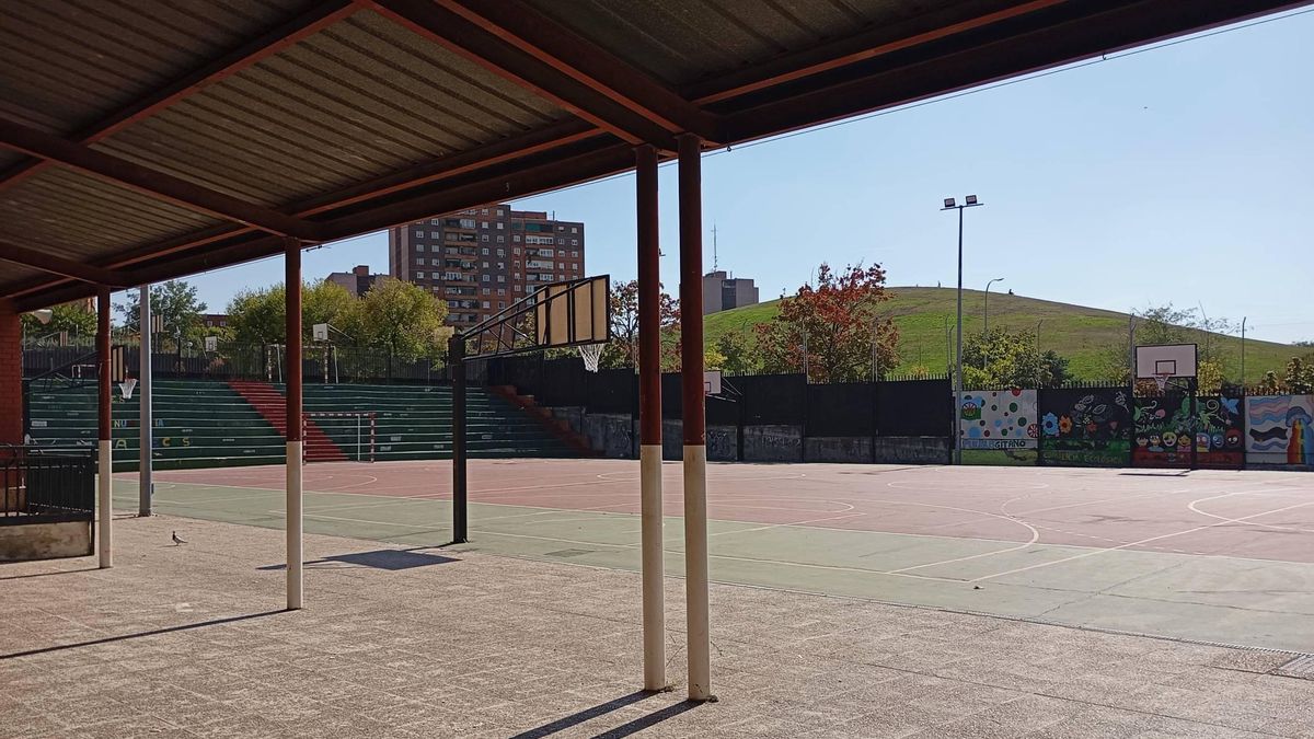 El patio del IES Numancia. Al fondo, el parque de las Siete Tetas en Puente de Vallecas