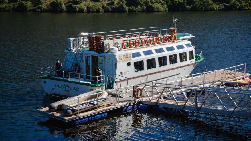 El barco este martes en el muelle de Cedillo, antes del viaje de aniversario y recuerdo a Charo Cordero