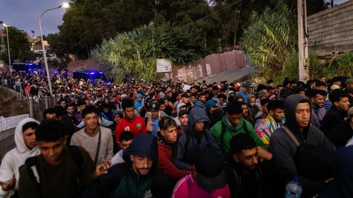 Las imágenes del traslado de cientos de migrantes a un nuevo centro temporal de acogida en Ceuta