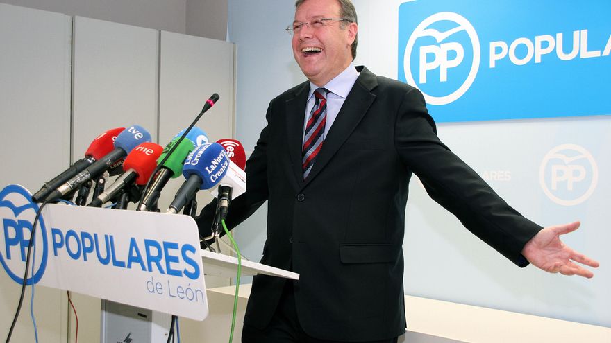 Antonio Silván, precandidato a la Presidencia del PP autonómico, sonriente y eufórico hoy al iniciar su campaña interna en la sede de León. / Peio García / ICAL