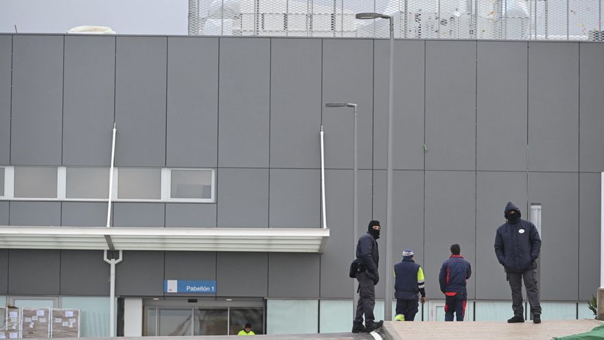 Miembros de la Seguridad Privada en los alrededores del recién inaugurado hospital de pandemias Isabel Zendal que está listo para acoger este viernes a los primeros pacientes con coronavirus. EFE/Fernando Villar