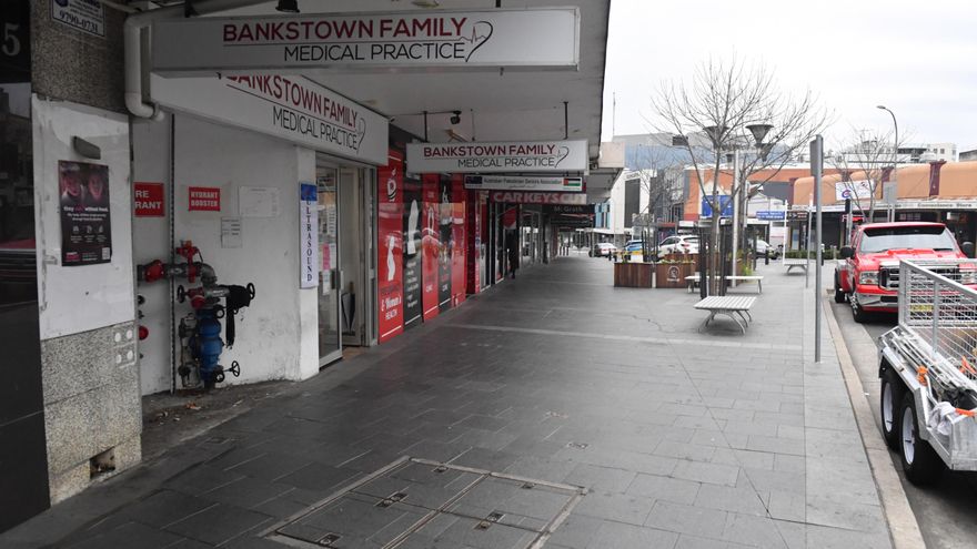 Una plaza completamente vacía en el suburbio suroeste de Bankstow en Sídney, Nueva Gales del Sur, Australia. EFE/EPA/MICK TSIKAS