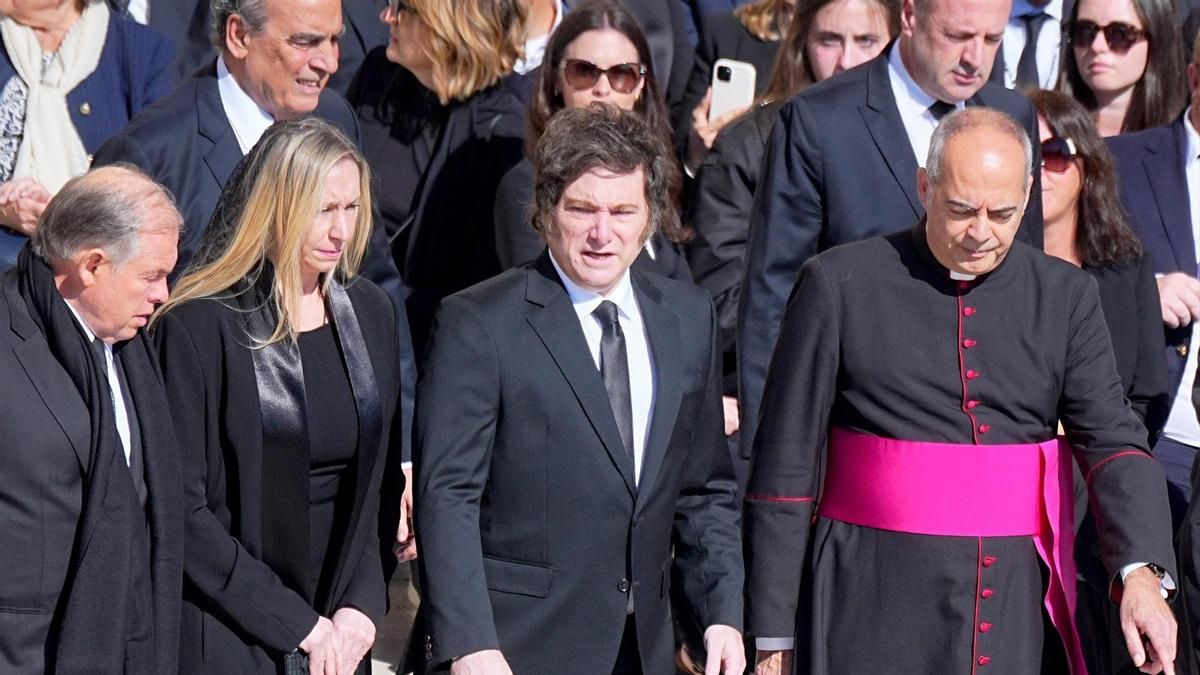 El presidente de Argentina, Javier Milei, en primera fila en el funeral del papa Francisco