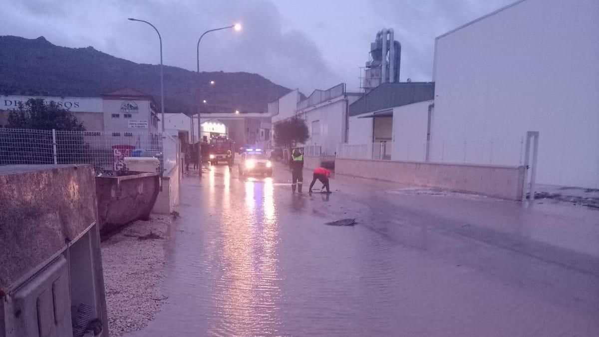 Trabajos de desagüe en un polígono de Luque.
