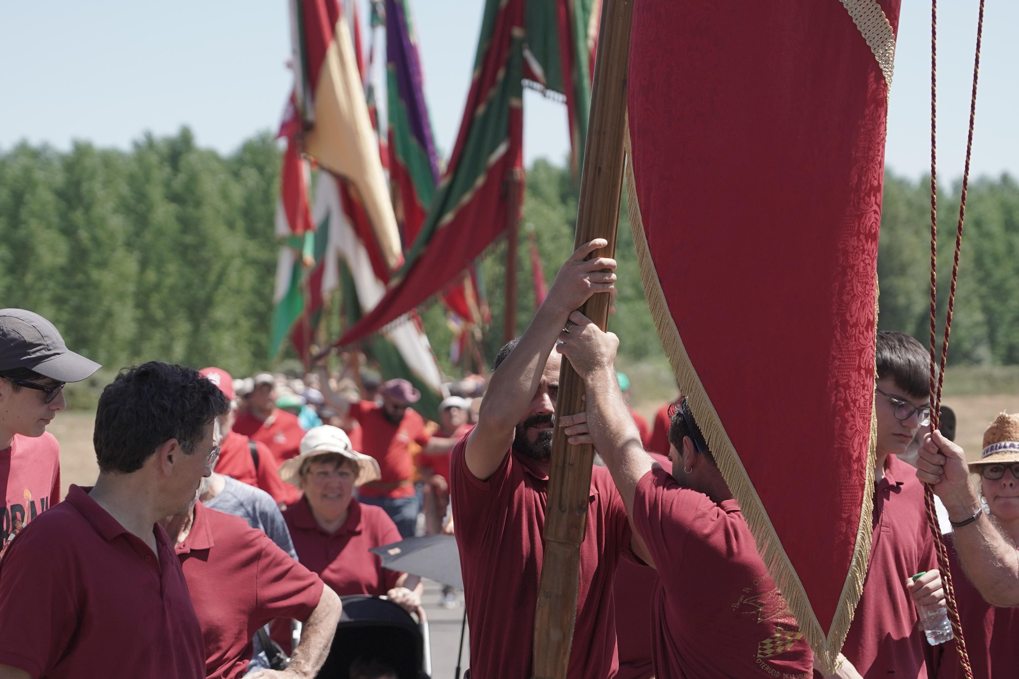 Orgullo de pendones en Oteruelo de la Valduerna para airear la seña de identidad leonesa