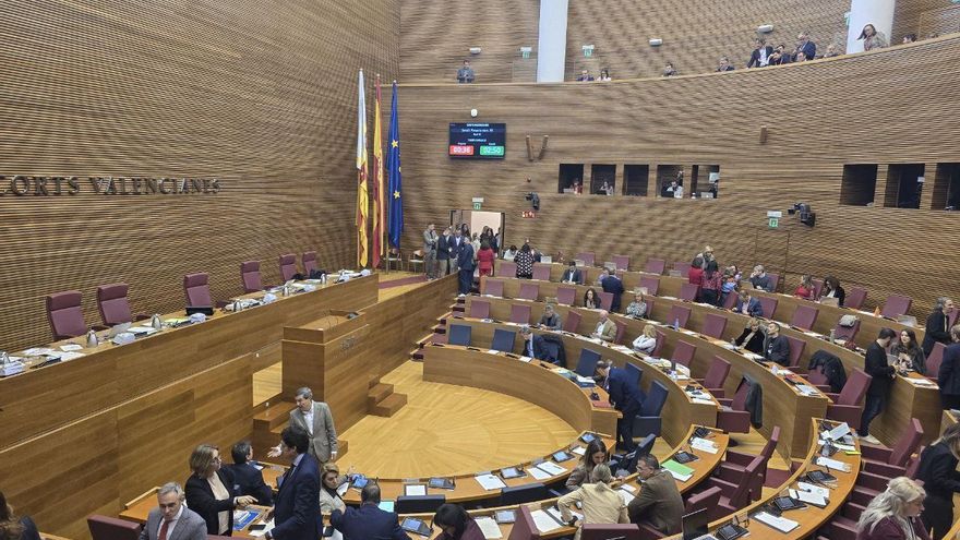 Bronca en las Corts: gritos de “Mazón, dimisión” y burla de un conseller contra Sánchez por “salir por patas de Paiporta”