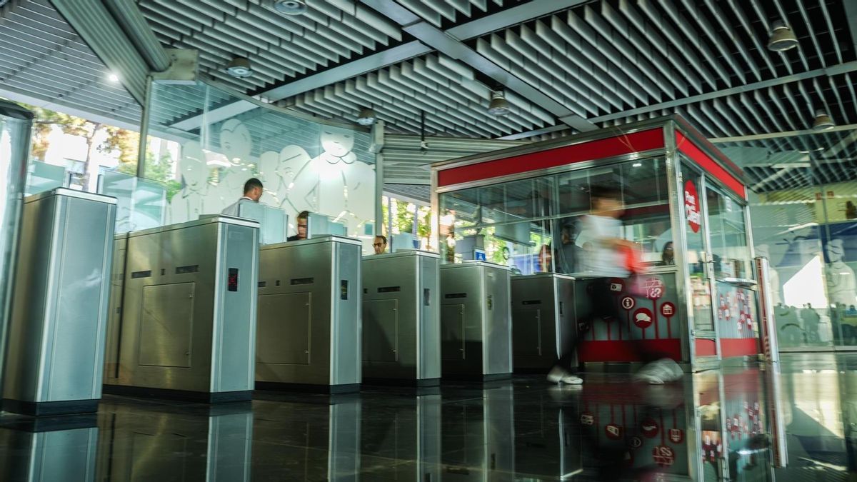 Varios viajeros, en la estación de Torrent del tramo València Sud-Castelló de Metrovalencia en una imagen de archivo.