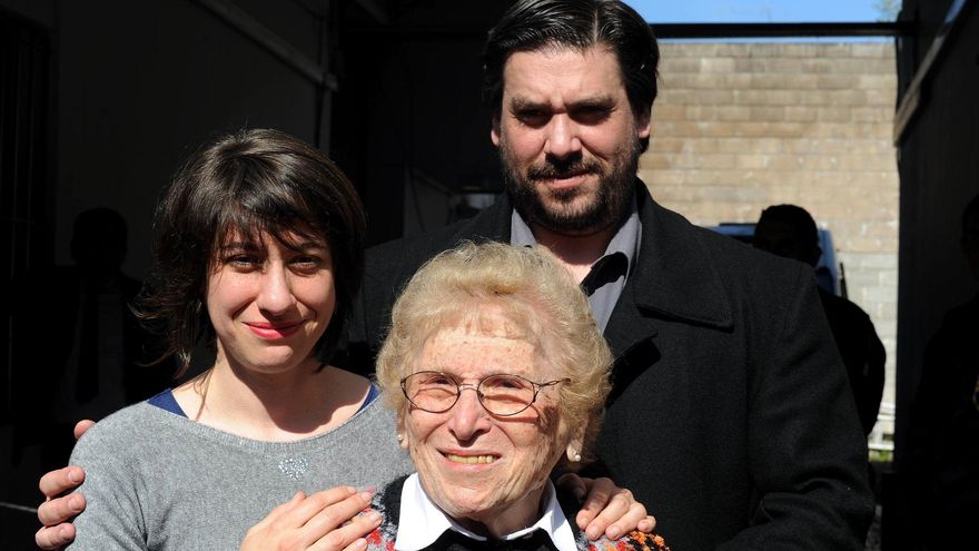 Rosa Roisinblit junto a sus dos nietos, Guillermo (apropiado por Francisco Gómez), y su hermana Maria Eva, a la salida del juicio que terminó condenando a 25 años de prisión a su apropiador, y otros responsables, el 8 de septiembre de 2016.