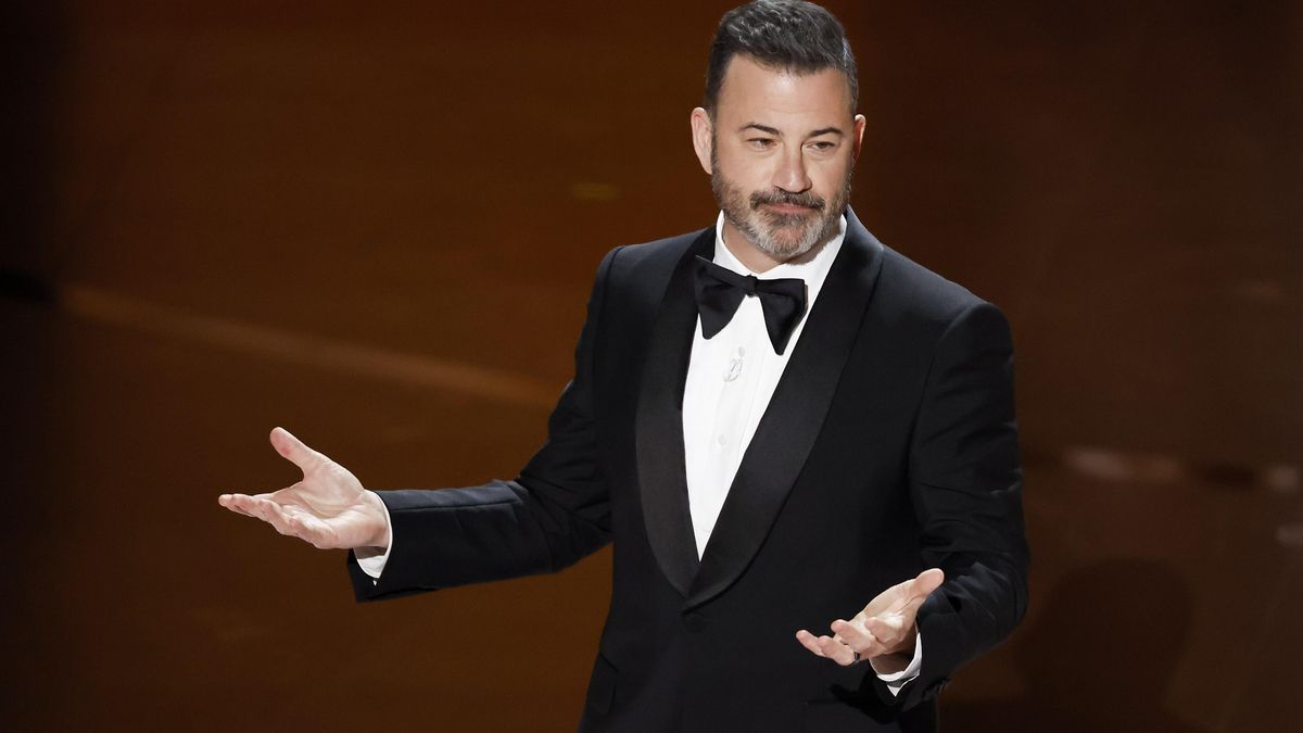 Fotografía de archivo del 10 de marzo de 2024 del presentador Jimmy Kimmel hablando durante la 96.ª ceremonia anual de los Premios de la Academia en Los Ángeles (EE.UU).