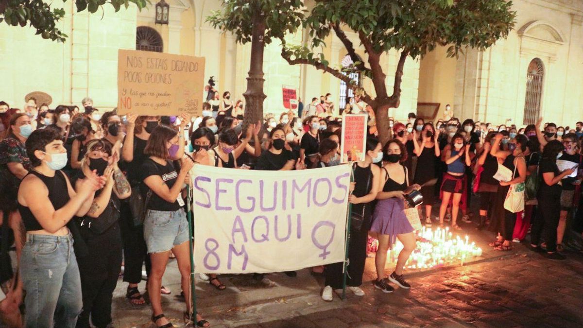 Manifestación a las puertas del Ayuntamiento de Sevilla en repulsa de todos los feminicidios
