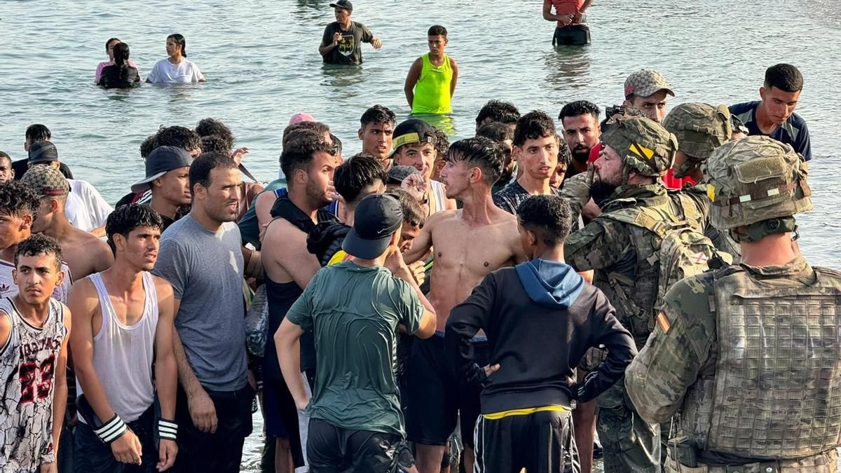 Personas llegando a Ceuta desde Marruecos el 31 de julio.
